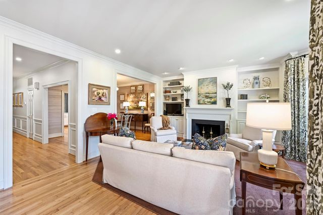 2320 Selwyn Avenue, Charlotte, NC 28207