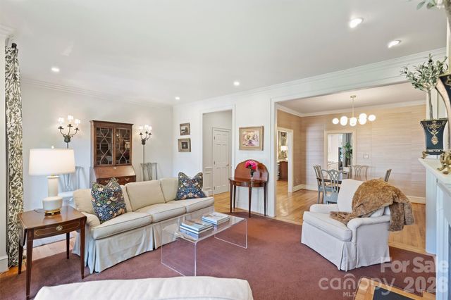 2320 Selwyn Avenue, Charlotte, NC 28207