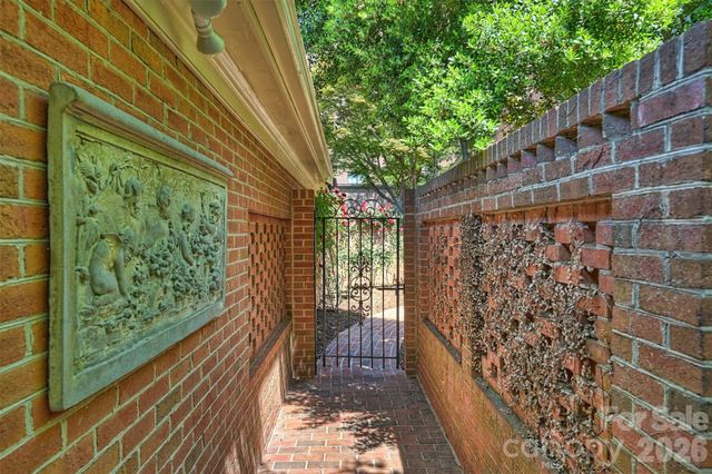 2320 Selwyn Avenue, Charlotte, NC 28207