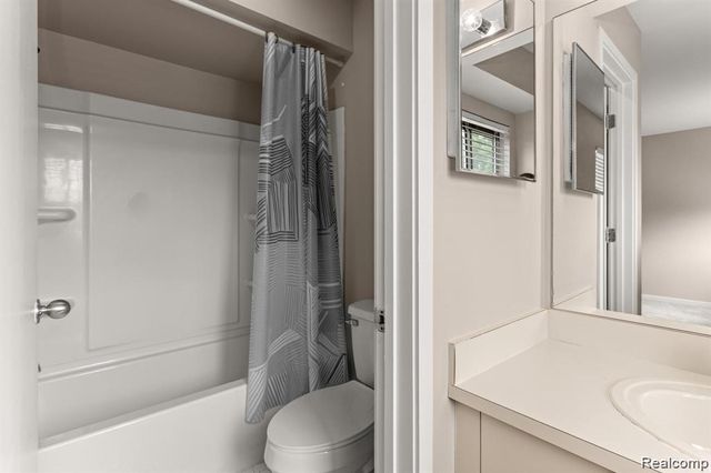 644 Ashley Circle, Rochester Hills, MI 48307