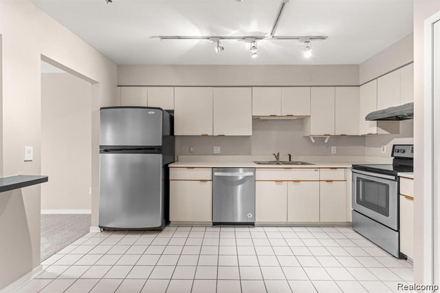 644 Ashley Circle, Rochester Hills, MI 48307