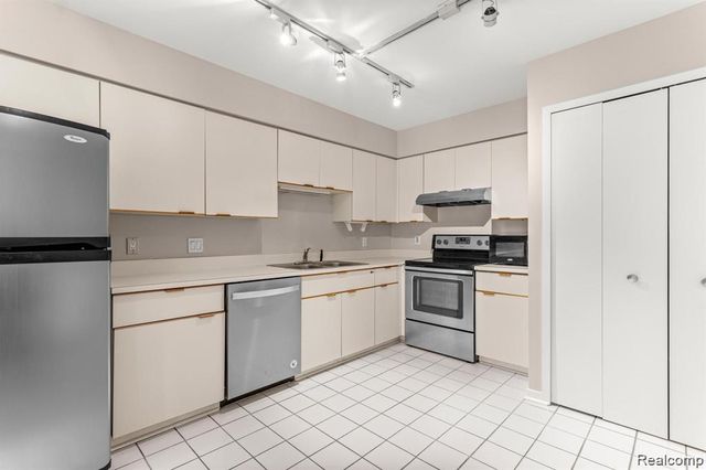 644 Ashley Circle, Rochester Hills, MI 48307