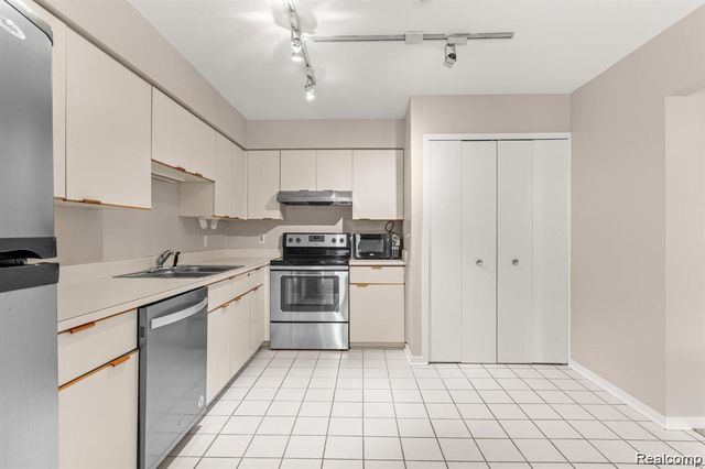 644 Ashley Circle, Rochester Hills, MI 48307