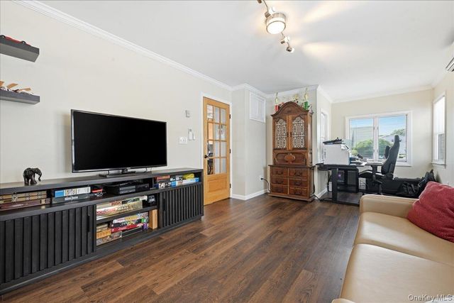 7 Disc Lane, Wantagh, NY 11793