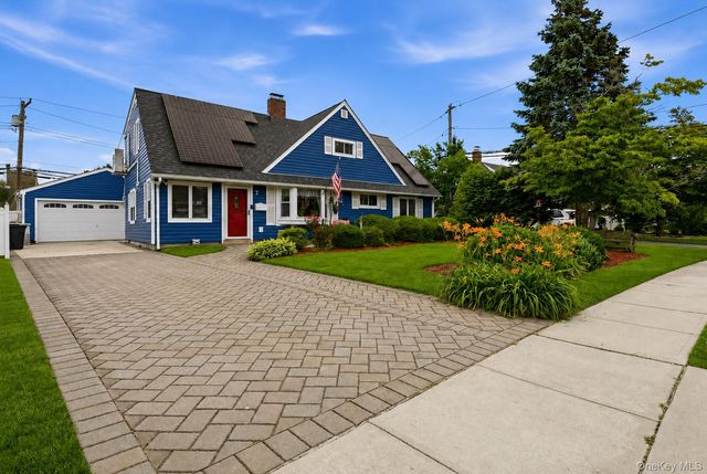 7 Disc Lane, Wantagh, NY 11793