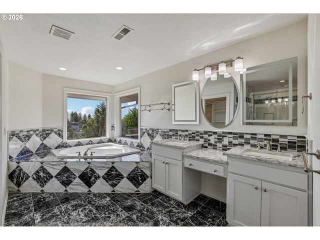 1727 Nw OGDEN St, Camas, WA 98607