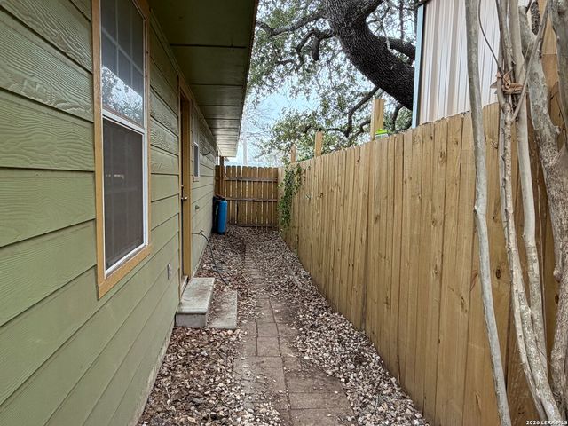 905 Peach, Jourdanton, TX 78026