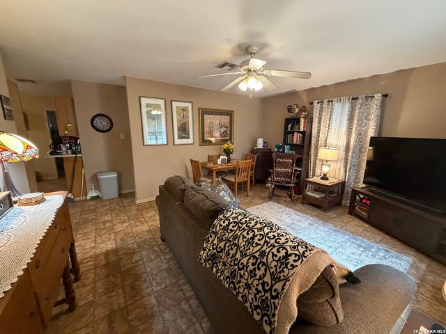 905 Peach, Jourdanton, TX 78026