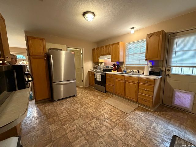 905 Peach, Jourdanton, TX 78026