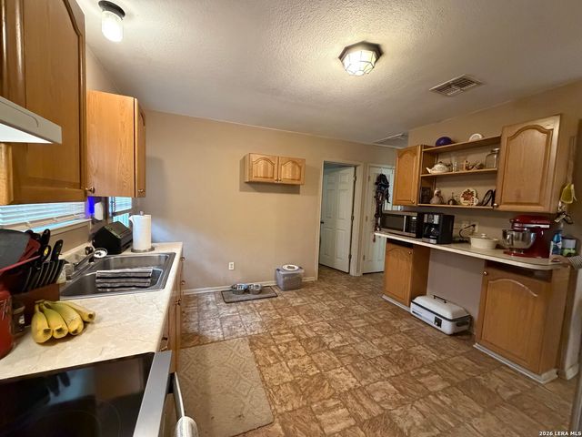 905 Peach, Jourdanton, TX 78026