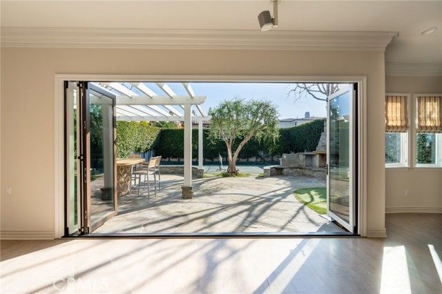 1018 11th, Manhattan Beach, CA 90266