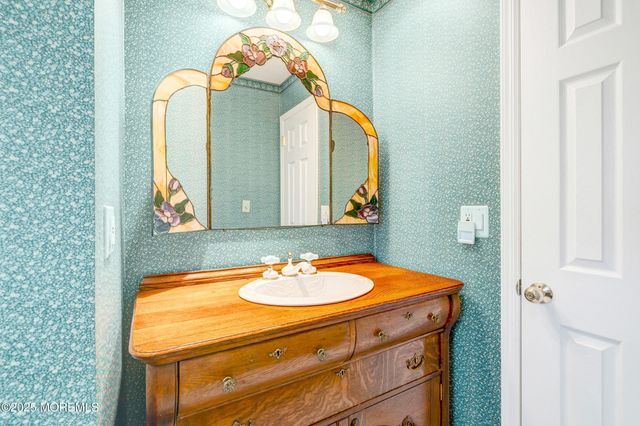 4 Brooke Street, Oakhurst, NJ 07755