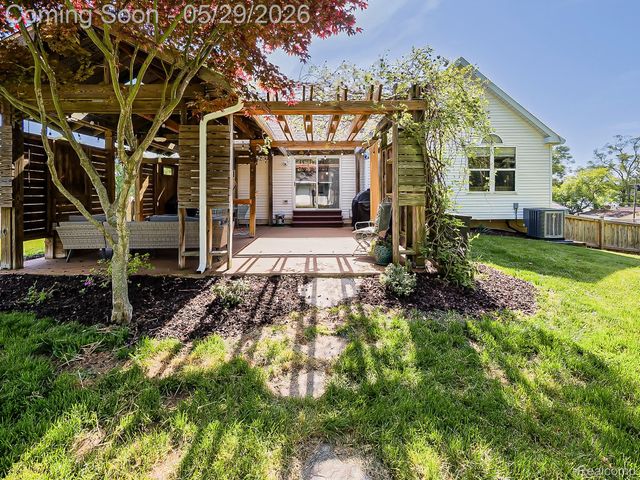 11220 Silver Drive, Hamburg Township, MI 48189