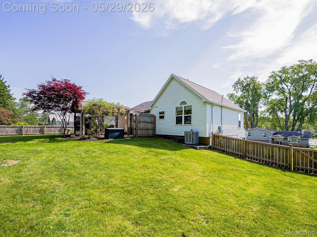 11220 Silver Drive, Hamburg Township, MI 48189