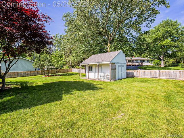11220 Silver Drive, Hamburg Township, MI 48189