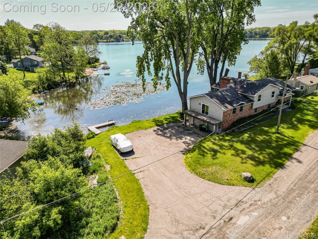 11220 Silver Drive, Hamburg Township, MI 48189
