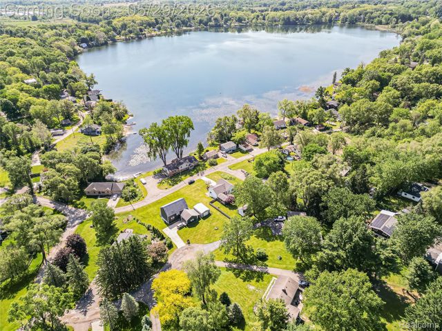 11220 Silver Drive, Hamburg Township, MI 48189