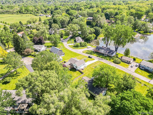 11220 Silver Drive, Hamburg Township, MI 48189