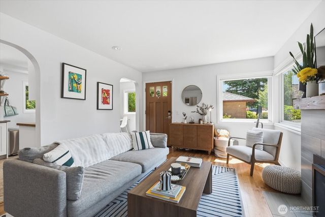 10038 13th Avenue NW, Seattle, WA 98177