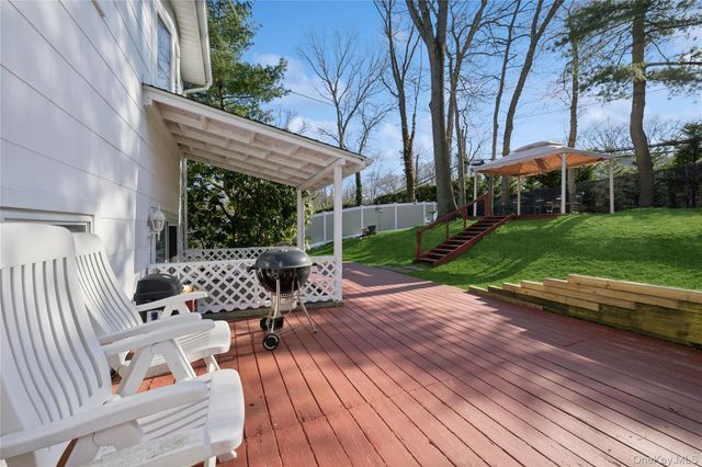 32 Derby Place, Smithtown, NY 11787