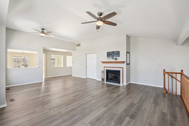 615 GROSSE POINTE Circle 12-7, Vernon Hills, IL 60061