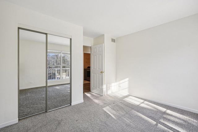 615 GROSSE POINTE Circle 12-7, Vernon Hills, IL 60061