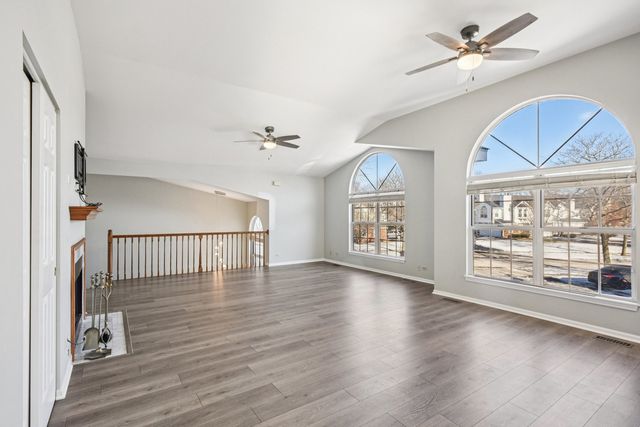 615 GROSSE POINTE Circle 12-7, Vernon Hills, IL 60061