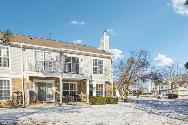 615 GROSSE POINTE Circle 12-7, Vernon Hills, IL 60061