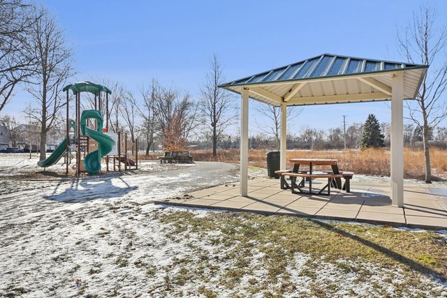 615 GROSSE POINTE Circle 12-7, Vernon Hills, IL 60061