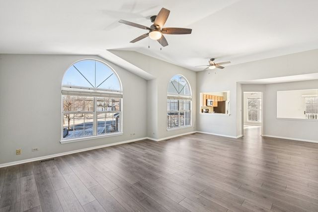 615 GROSSE POINTE Circle 12-7, Vernon Hills, IL 60061