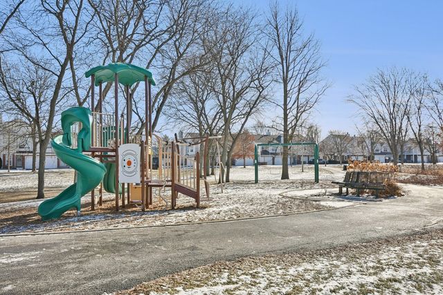 615 GROSSE POINTE Circle 12-7, Vernon Hills, IL 60061