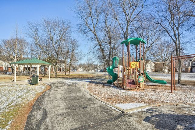 615 GROSSE POINTE Circle 12-7, Vernon Hills, IL 60061