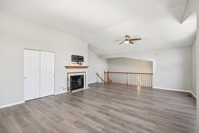 615 GROSSE POINTE Circle 12-7, Vernon Hills, IL 60061