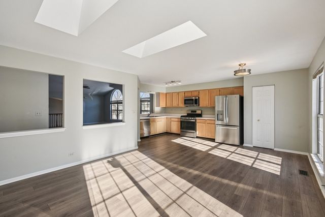 615 GROSSE POINTE Circle 12-7, Vernon Hills, IL 60061