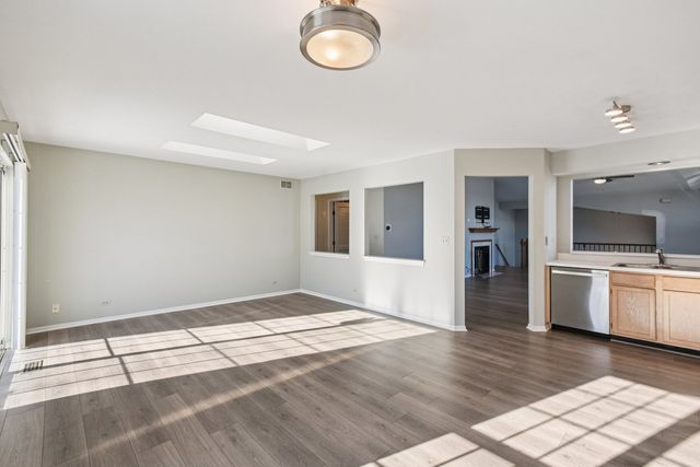 615 GROSSE POINTE Circle 12-7, Vernon Hills, IL 60061