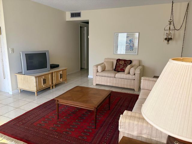 2036 Cornwall B 2036, Boca Raton, FL 33434