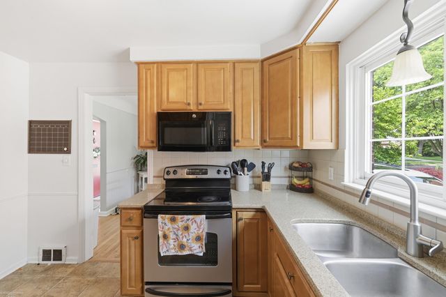 21144 Fleetwood Drive, Harper Woods, MI 48225