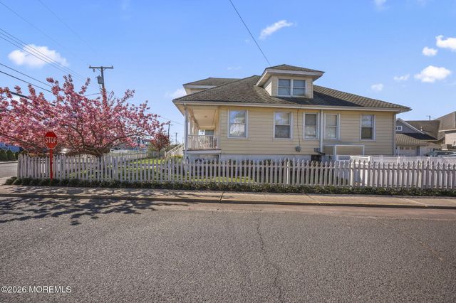 8 Riverdale Avenue, Monmouth Beach, NJ 07750