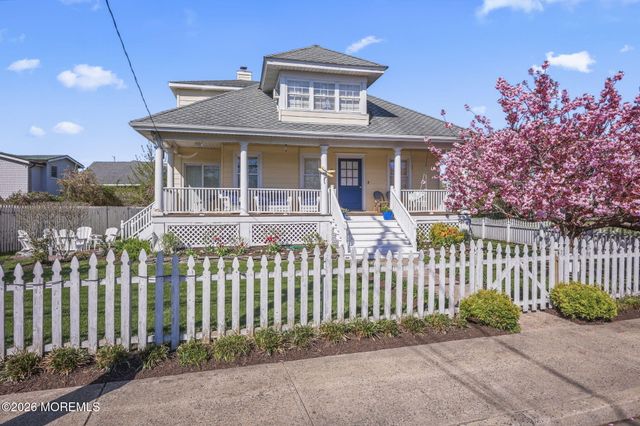 8 Riverdale Avenue, Monmouth Beach, NJ 07750