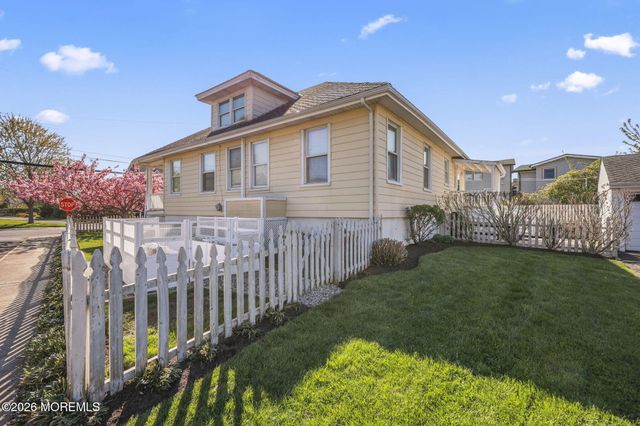 8 Riverdale Avenue, Monmouth Beach, NJ 07750
