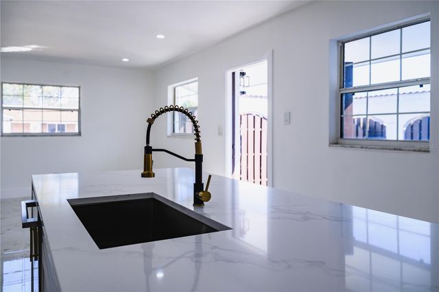 6910 DALKEITH AVENUE N, St Petersburg, FL 33709