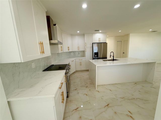 6910 DALKEITH AVENUE N, St Petersburg, FL 33709