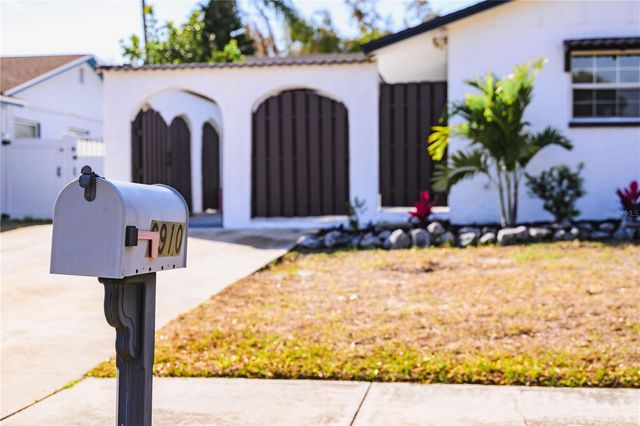 6910 DALKEITH AVENUE N, St Petersburg, FL 33709