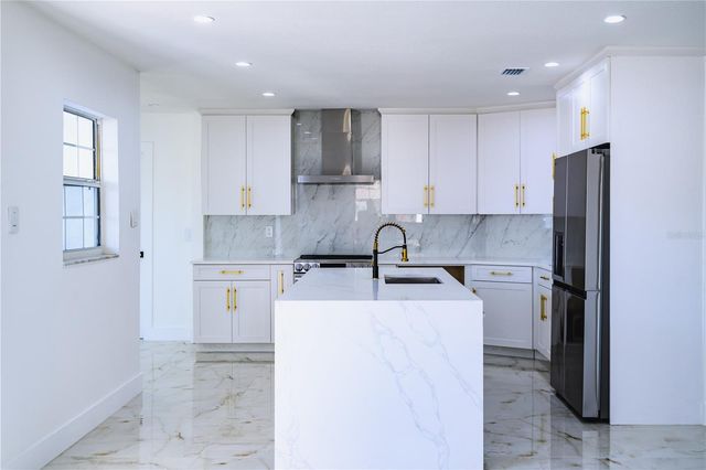 6910 DALKEITH AVENUE N, St Petersburg, FL 33709