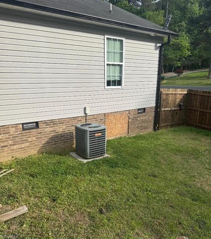 207 Willowbrook Drive, Thomasville, NC 27360
