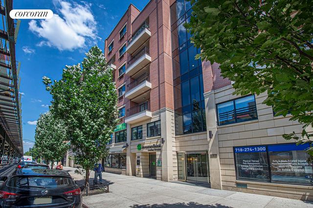 3135 31st St Apt 702, New York City, NY 11106