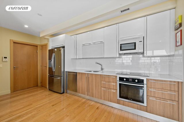 3135 31st St Apt 702, New York City, NY 11106