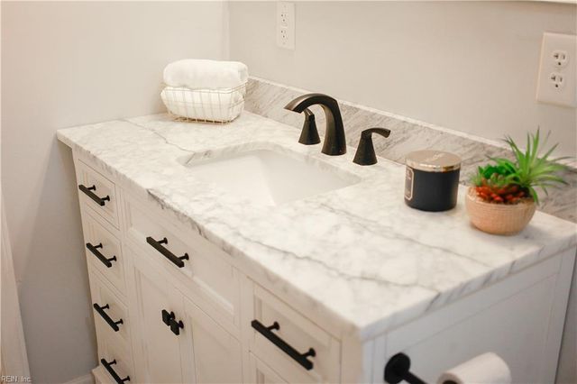 5 Kingslee LN, Hampton, VA 23669