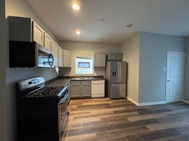 7736 S Champlain Avenue, Chicago, IL 60619