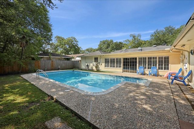 990 Chatwood Drive, Beaumont, TX 77706